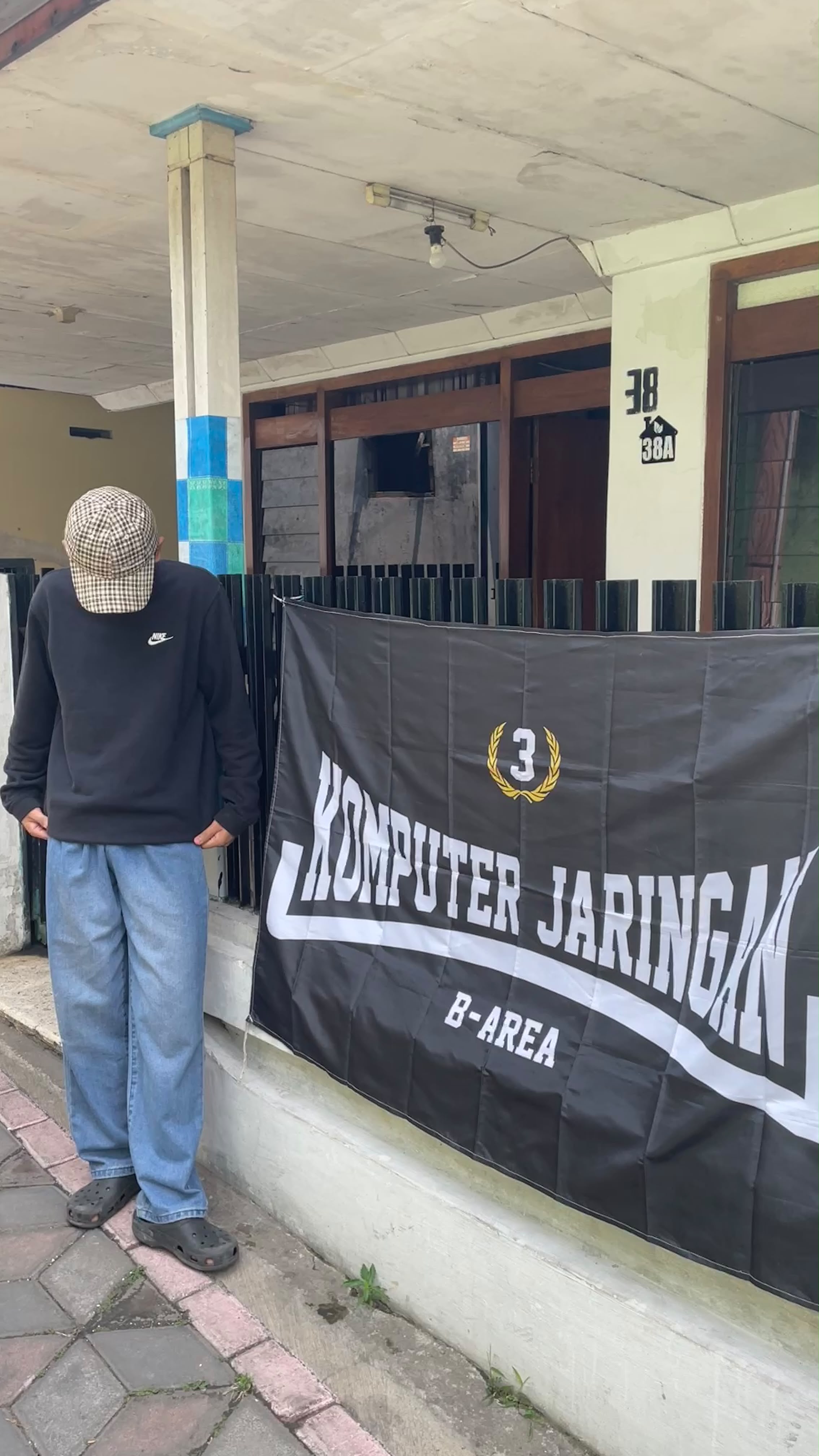 Noufal di depan bendera Komputer Jaringan